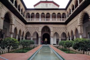 Alcazar and Cathedral & Giralda of Seville. Skip The Line! Includes access tickets - Meeting point near Plaza del Triunfo: get oriented fast