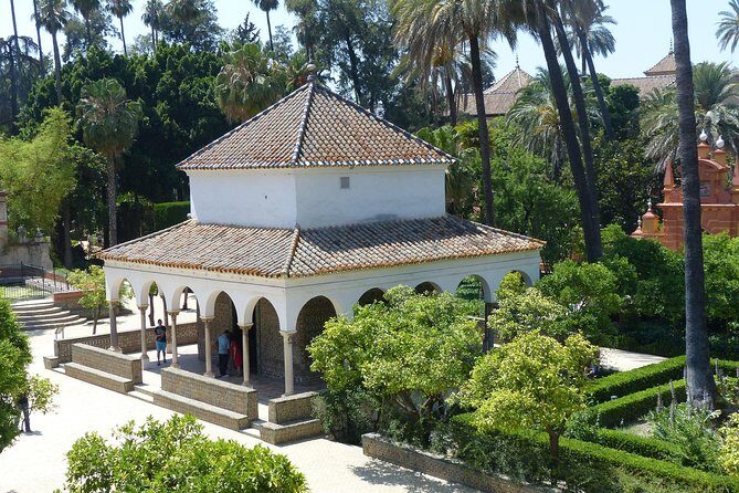 Alcázar and Jewish Quarter Guided Walking Tour in Seville - Guides and communication: what to expect with language and storytelling