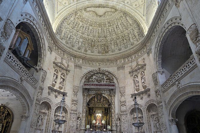 Alcazar, Cathedral and Giralda Guided Tour with Priority Tickets - Seville Cathedral: A Gothic Giant Built on Earlier Sacred Ground