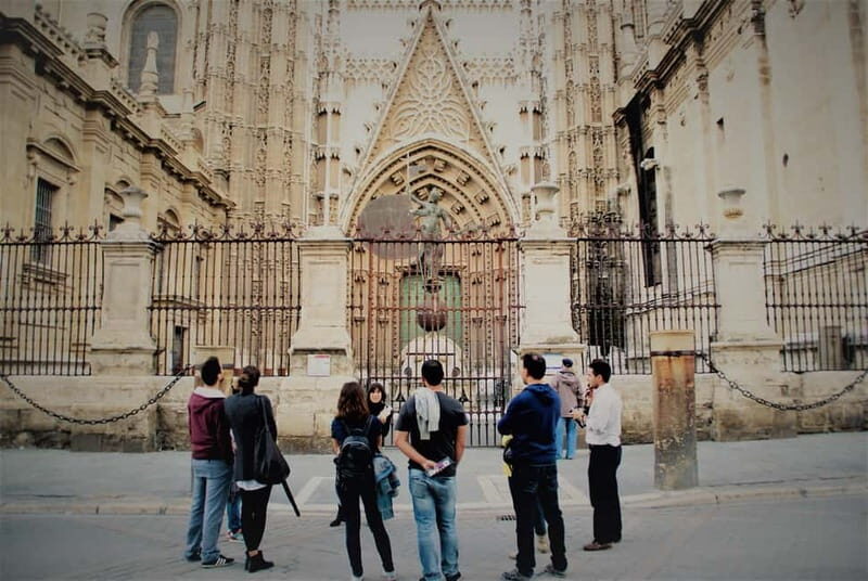 Alcazar & Cathedral of Seville Exclusive Group max. 9 guests - A tight 3-hour plan for the Cathedral, Giralda, and Alcázar