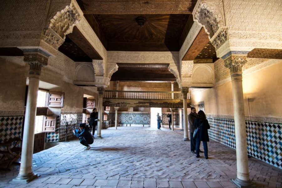Alhambra and Albaicín Full-Day Private Tour from Seville - Generalife Gardens and Palace of Charles V: palace views with breathing room