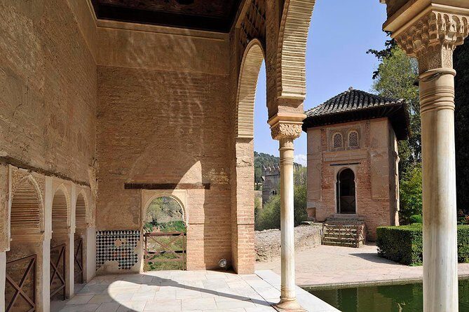 Alhambra Guided Tour & Albaicin Tour from Seville - How the guide and language affect your day