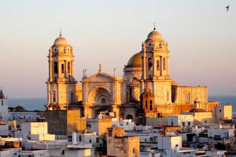 Cadiz Full-Day Guided Excursion from Seville - Old-town walking: El Pópulo, the cathedral area, and the squares you’ll remember