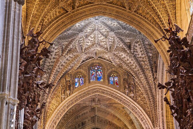Cathedral and Giralda Tour - Columbus tomb: the detail that makes the cathedral personal