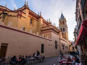 Complete Triana Tour "Corrales included". - Meeting point near Torre del Oro: easy start, clear direction