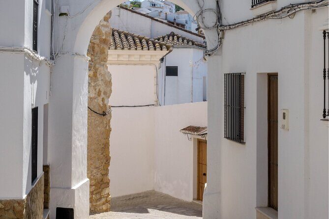Day trip to Zahara, Setenil and Ronda from Seville - Stop 1: Zahara de la Sierra and its cliffside corners