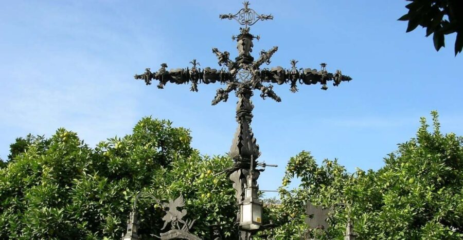 Enchanted Seville Walking Tour - Plaza del Triunfo, Lisbon 1755, and why the night matters