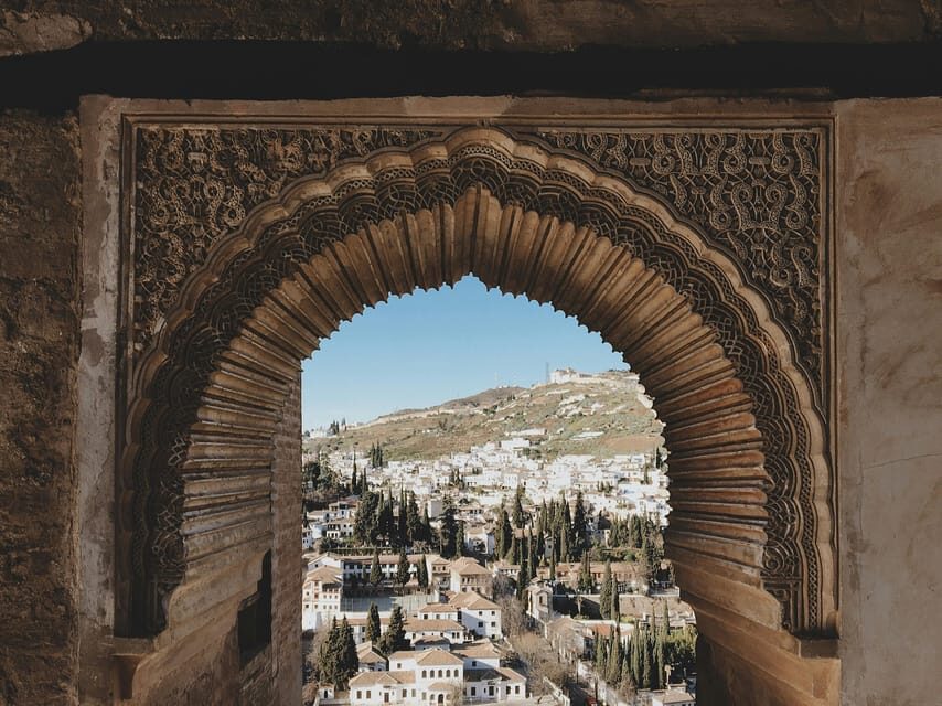 From Seville: Granada & Alhambra Tour with Optional Ticket - Guides you might meet: why the human factor matters here