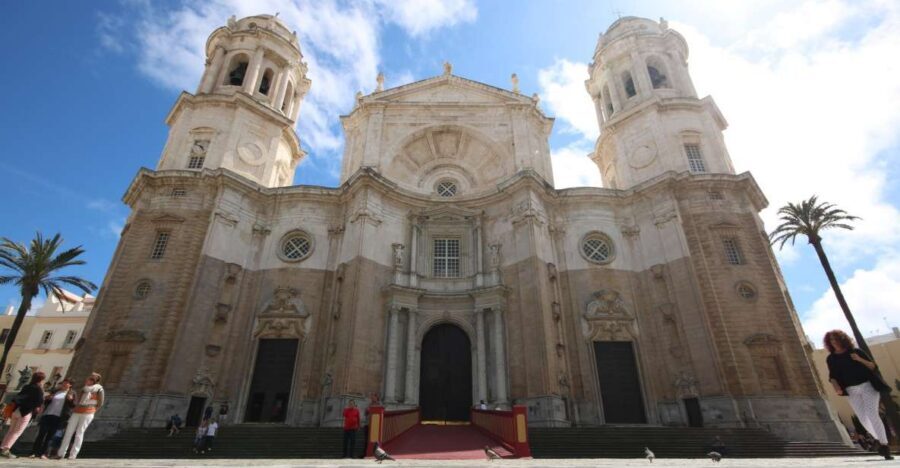 From Seville: Private Day Trip to Cádiz with Guide - La Viña and Santa María: neighborhoods you can wander without feeling lost