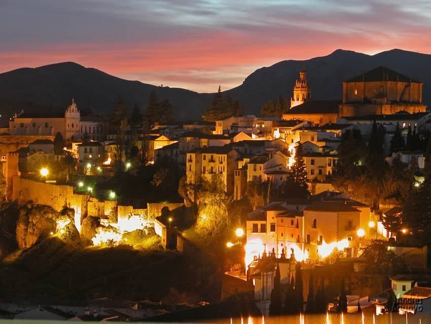 From Seville: White Villages and Ronda Full-Day Trip - Entering Ronda via the Alameda del Tajo and the gorge walk