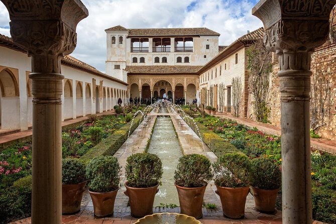 Granada Day Trip from Seville with Skip-the-line Alhambra Access - Generalife and Alcazaba: how the garden time changes the whole day