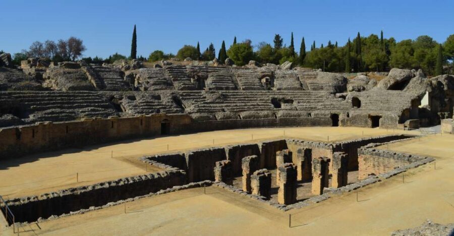 Italica, city of emperors - The guided walk: understanding customs in the buildings