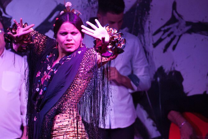 Los Gallos Flamenco Show Admission Ticket - Staff, drinks, and comfort: the practical side of a cozy room