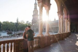 Photo Tour Session in Seville - Posed plus candid: the best way to avoid awkward group photos