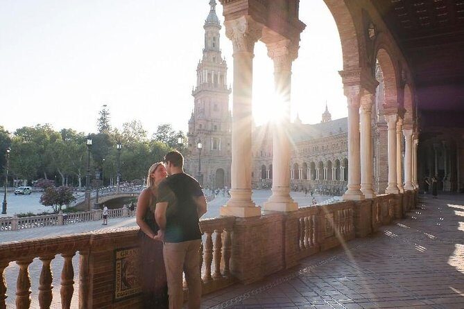 Photo Tour Session in Seville - Posed plus candid: the best way to avoid awkward group photos