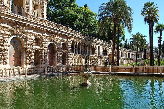 Private Sevilla Tour for families with children and teens... - Getting oriented at La Giralda before you go