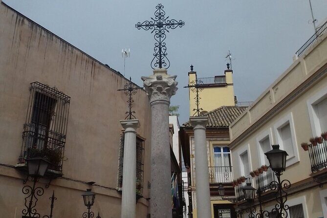 Private tour through the old Jewish neighbourhood. - Private guide logistics: up to 7, real flexibility