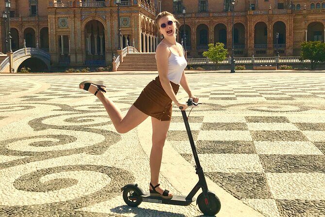 Scooter tour in Seville - Stop 1: Torre del Oro and that golden name