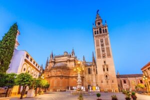 Sevilla: Guided tour to the Alcazar + Cathedral and Giralda - Meeting at Plaza Virgen de los Reyes without losing your group