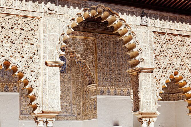 Sevilla: Guided tour to the Alcazar + Cathedral and Giralda - Real Maestranza de Caballeria de Sevilla: more Seville than postcards