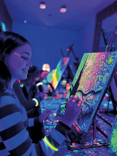 Sevilla: Wine Gogh Glow Academy Paint and Sip Classes - Price and value: what $39 really buys you