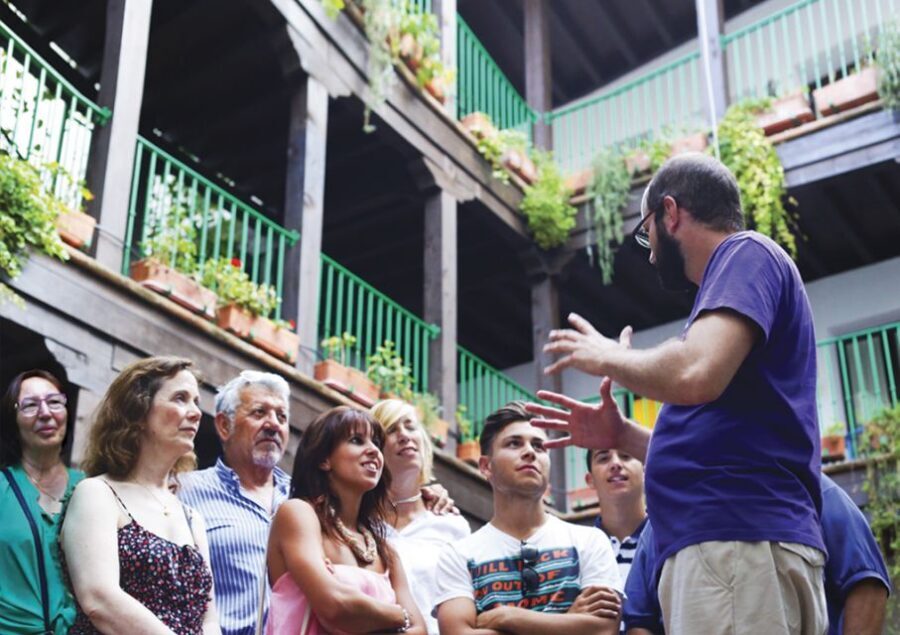 Seville: 1-Hour Walking Tour Barrio de Santa Cruz - Barrio de Santa Cruz in one hour: why this walk works