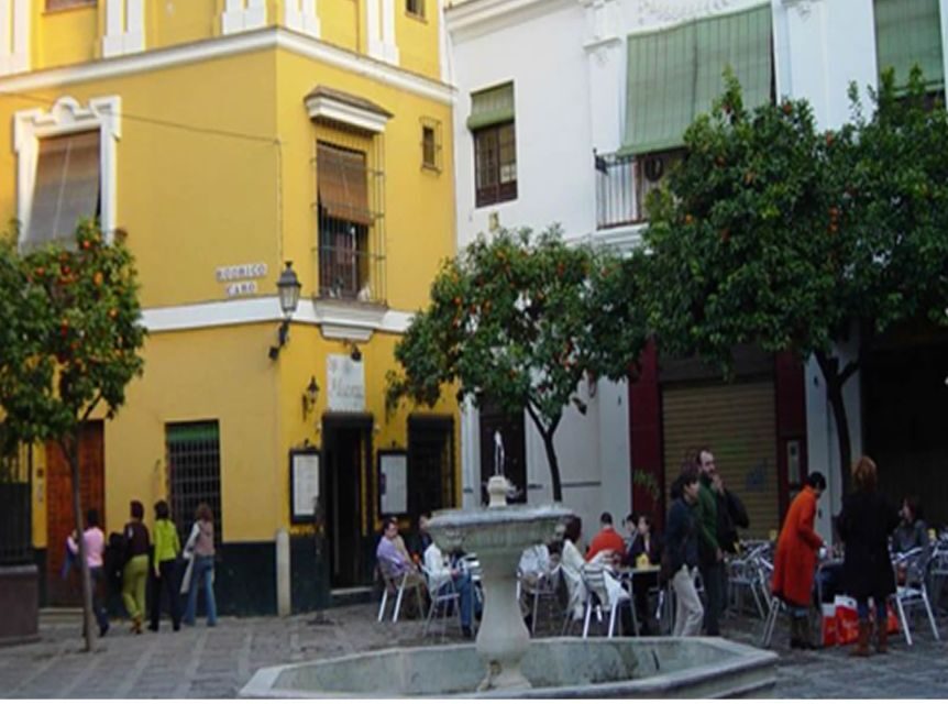 Seville: 1-Hour Walking Tour Barrio de Santa Cruz - Language, guide style, and how that affects your enjoyment