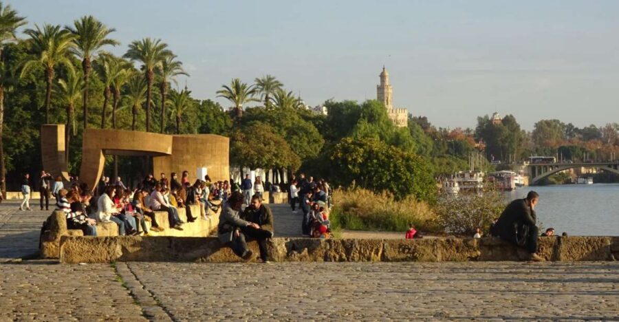 Seville: 2.5-Hour Evening Electric Bike Tour - Meeting at Castelar 9: easy to find, easy to mess up
