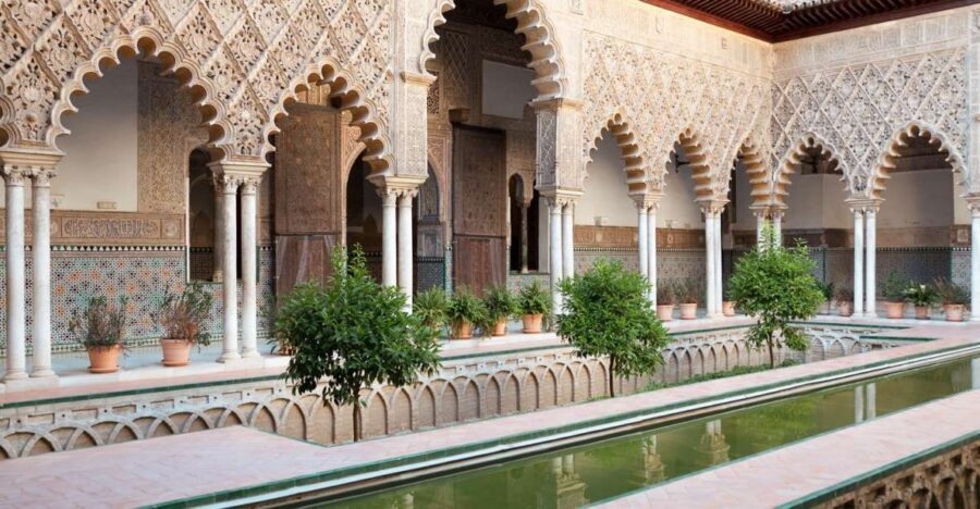 Seville: Alcázar, Cathedral & Giralda Fast Track Guided Tour - Key points worth caring about