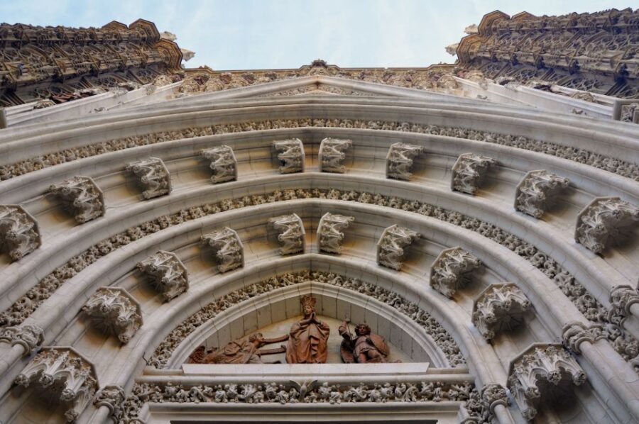 Seville: Alcazar & Cathedral Skip-the-Line Guided Tour - Alcázar of Seville: royal palaces first, gardens after