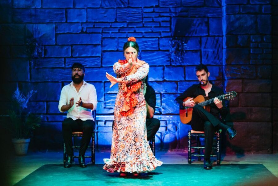 Seville: Baraka Sala Flamenca Show with Drink in Triana - Your included drink: how to pick without wasting the moment