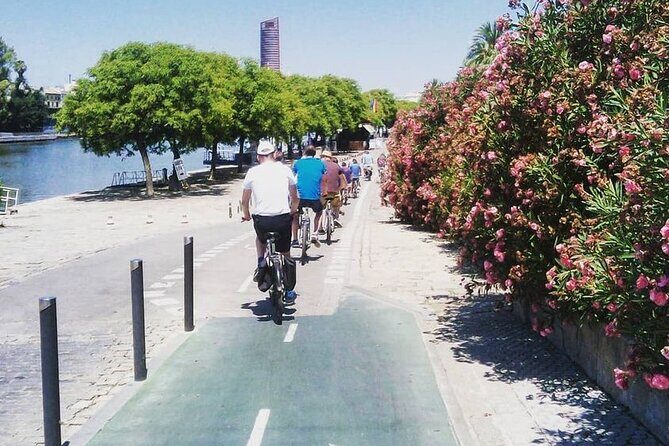 Seville Bike Tour Following the Guadalquivir River - The ride itself: gliding along the Guadalquivir