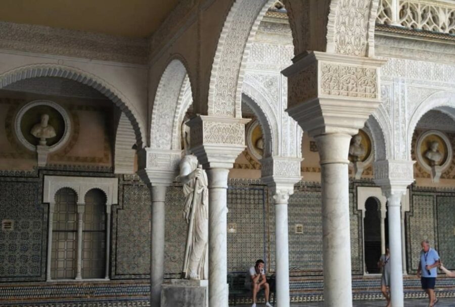 Seville: Casa de Pilatos and Condesa de Lebrija Palace Tour - Meeting up in Seville: hotel pickup and the Giralda meet point