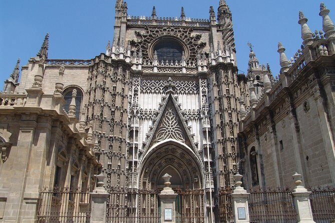 Seville Cathedral, Alcazar, and Jewish Quarter Skip-the-Line Combo Tour - Royal Alcázar: Palaces, Gardens, and a Palace with Real Longevity