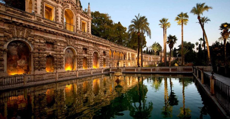 Seville: Cathedral & Alcázar Guided Tour with River Cruise - Entering the Seville Cathedral and getting the most from the Giralda