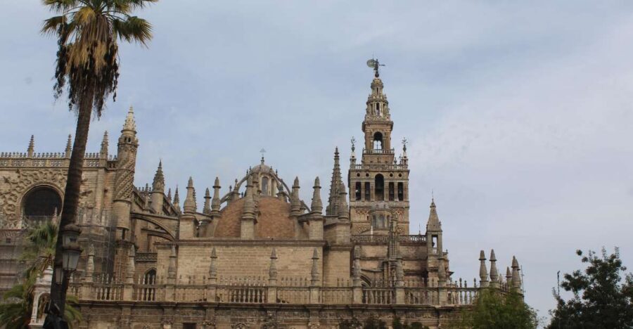 Seville: Cathedral and Giralda Skip-the-line Guided Tour - Seville Cathedral and Giralda in One Hour: What You Actually Get