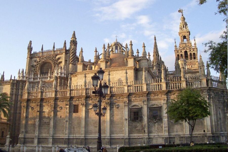 Seville: Cathedral, Giralda & Alcazar Entry With Guided Tour - The guides: why so many people praise the same thing