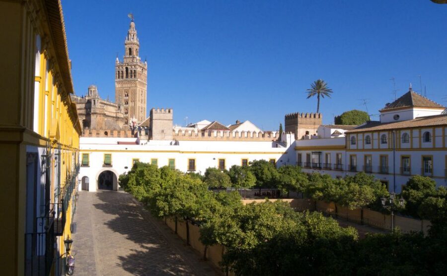Seville: Cathedral, Giralda & Alcázar Guided Tour - Giralda: minaret-to-bell-tower details that actually click