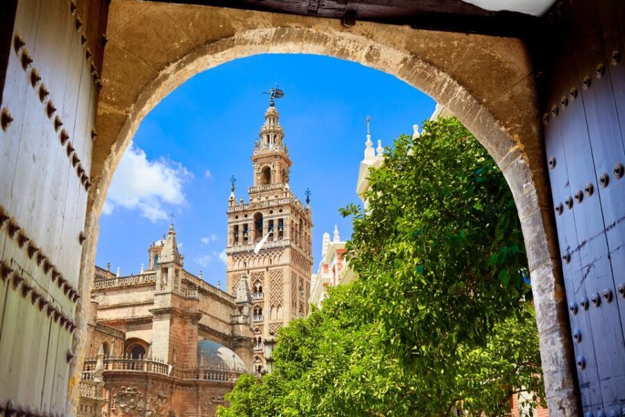 Seville: Cathedral, Giralda, and Alcazar Guided Tour - Giralda ramps and views: from mosque minaret to bell tower
