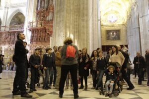 Seville Cathedral & Giralda tour with Priority Tickets - Entering Seville Cathedral Without Getting Swallowed by Lines