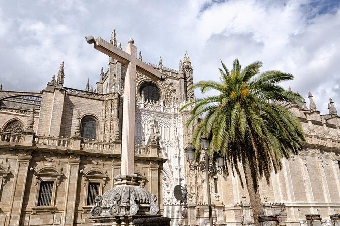 Seville: Cathedral Guided Tour with Priority Access - The golden altarpiece and the 15th-century wow factor