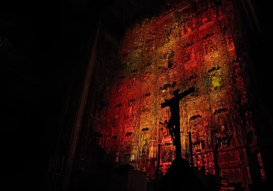 Seville: Cathedral of Seville Guided Night Tour & Light Show - Dress code, photos, and comfort tips for a smooth night