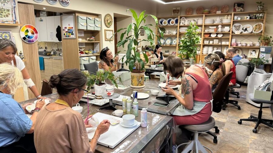 Seville: Ceramic painting workshop - Key things you’ll notice right away