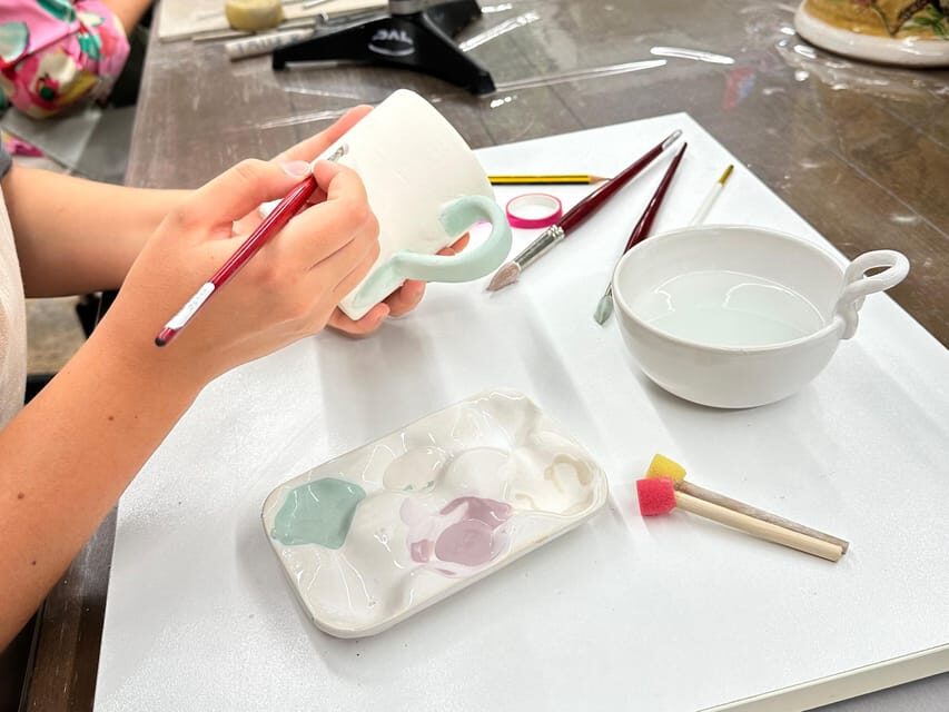 Seville: Ceramic painting workshop - The 2-hour session: picking your ceramic and painting it your way