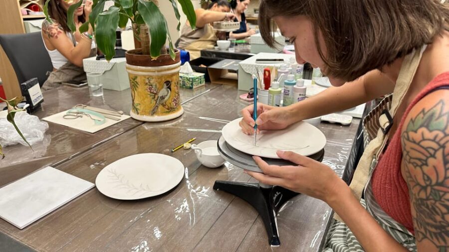 Seville: Ceramic painting workshop - Meeting at Local Arte y Pureza near Esperanza de Triana