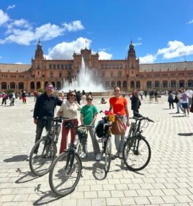 Seville: Dutch Highlights Tour - La Giralda and the Cathedral area by bike: iconic views without the stress