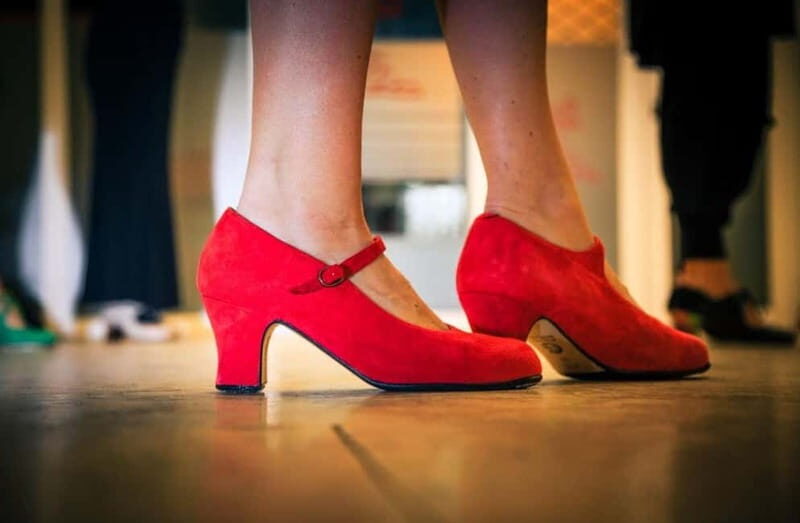 Seville: Flamenco Dance Class with Optional Costume - The 1-hour flamenco lesson: what you learn step by step