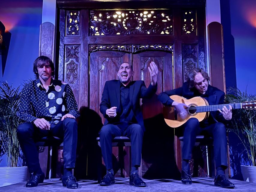 Seville: Flamenco Show at Tablao Almoraima in Triana - Your one-hour show: what happens once the room fills