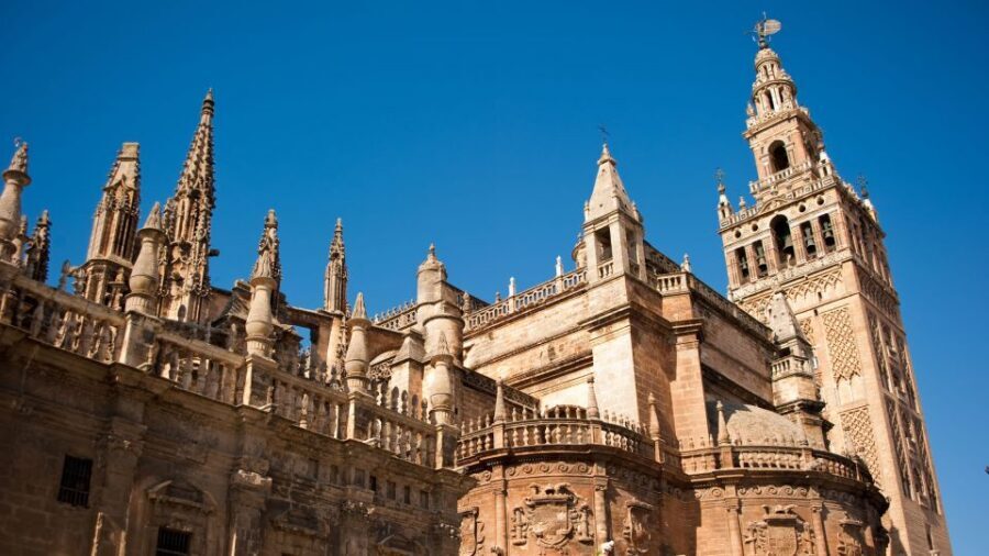 Seville: Guided Tour with Cathedral & Giralda Entrance - How the guided experience works: live guide plus audioguides