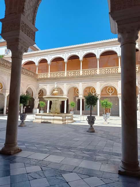 Seville: Guided visit of the Casa de Pilatos with entrance tickets - Casa de Pilatos: A palace next to San Esteban